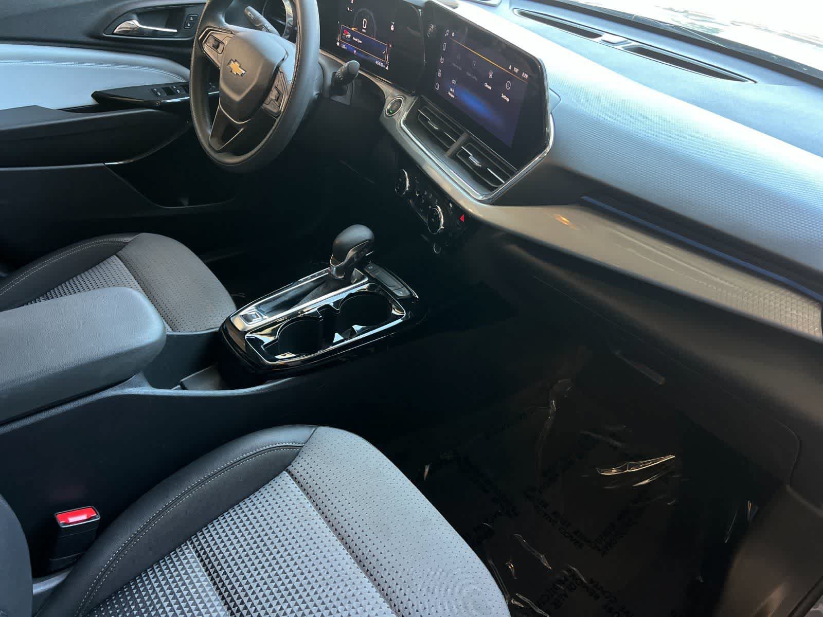 Used 2025 Chevrolet Trax LT FWD image 17