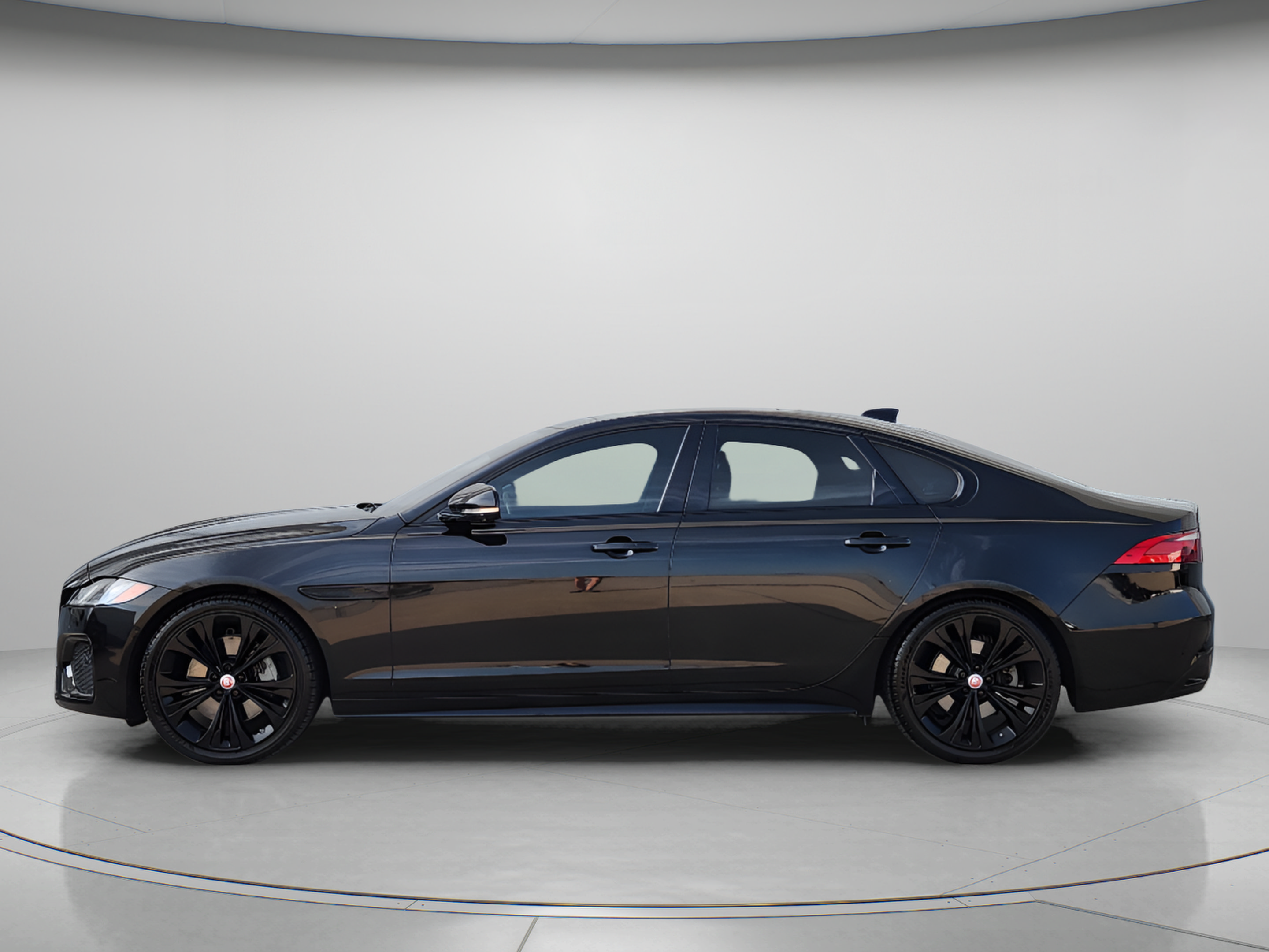 Used 2021 Jaguar XF R-Dynamic SE AWD/4WD image 2