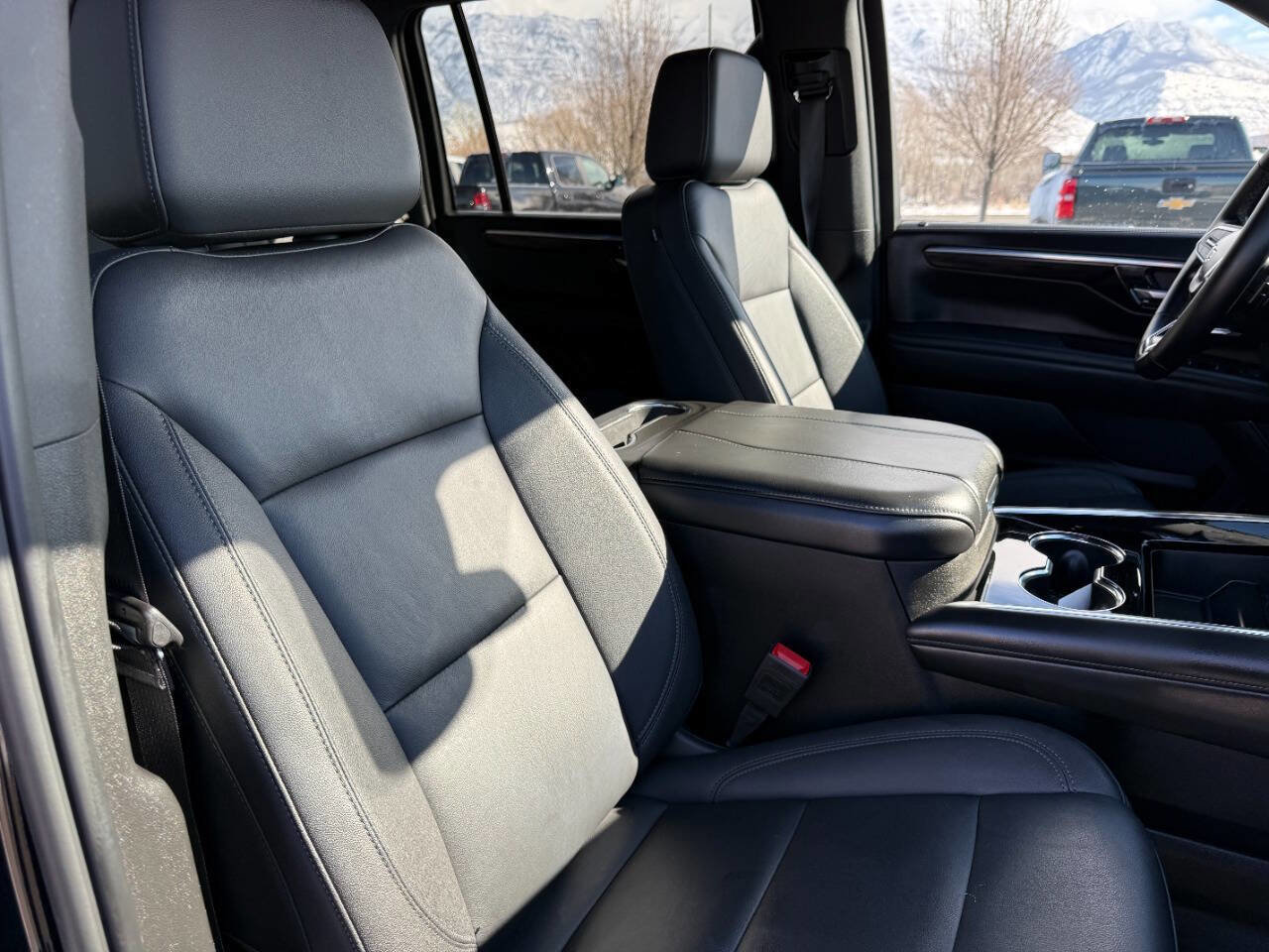 Used 2025 Chevrolet Suburban Z71 image 26