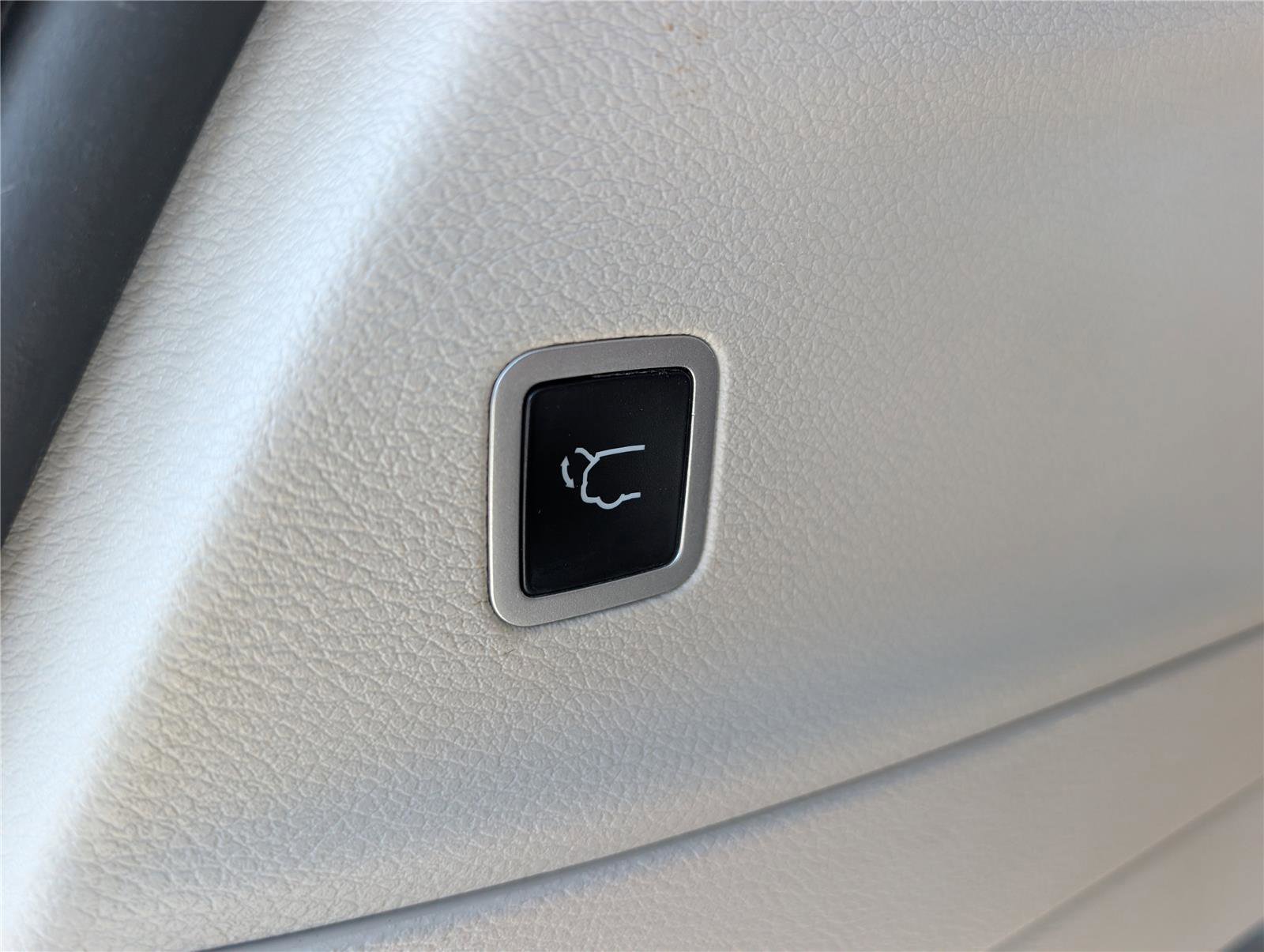 Used 2023 Chrysler Voyager LX image 14