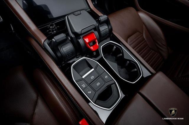 Used 2025 Lamborghini Urus SE image 31