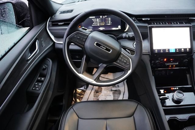 New 2025 Jeep Grand Cherokee Limited w/ Black Appearance Package image 13