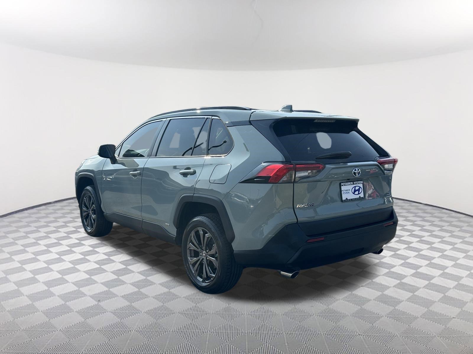 Used 2022 Toyota RAV4 XLE Premium AWD/4WD image 9