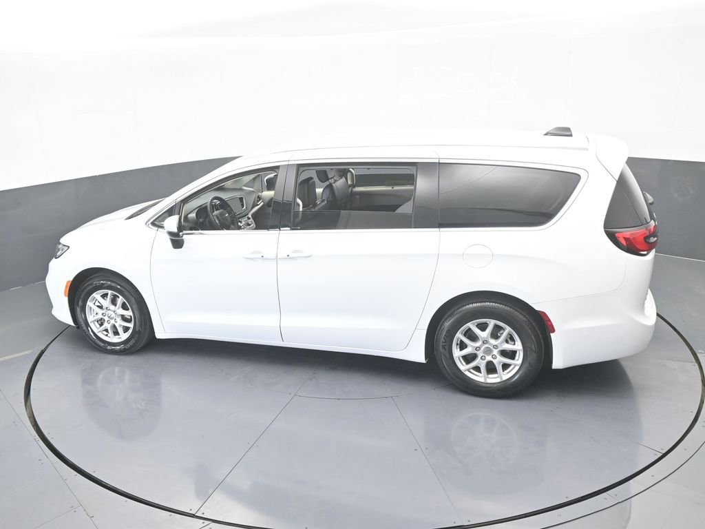 Used 2023 Chrysler Pacifica Touring-L image 48