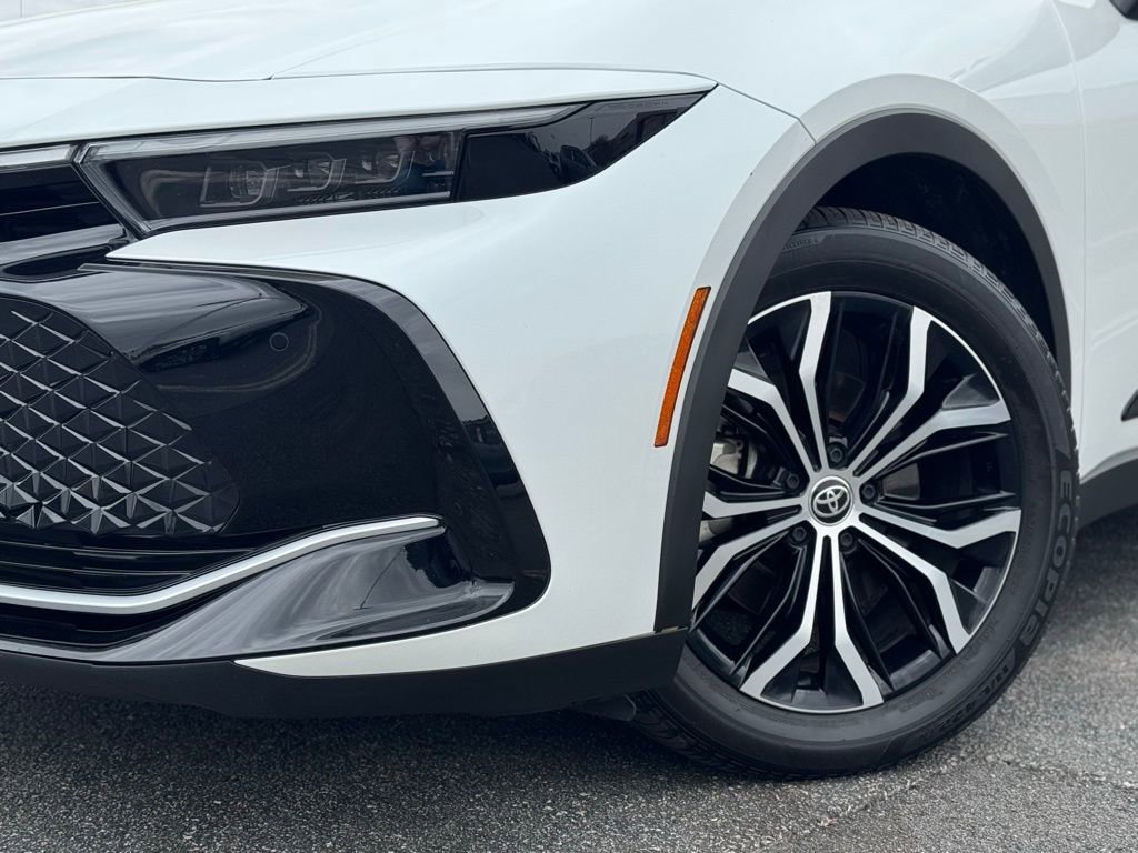 Used 2023 Toyota Crown Limited image 5