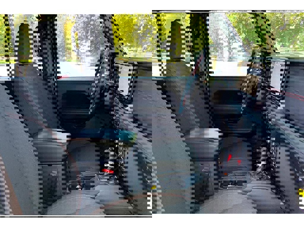 Used 2024 Jeep Wrangler Unlimited Rubicon w/ Technology Group image 8