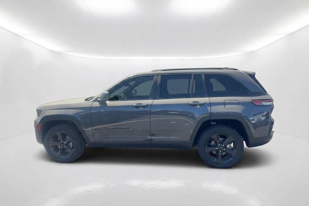 Used 2025 Jeep Grand Cherokee Altitude RWD image 9