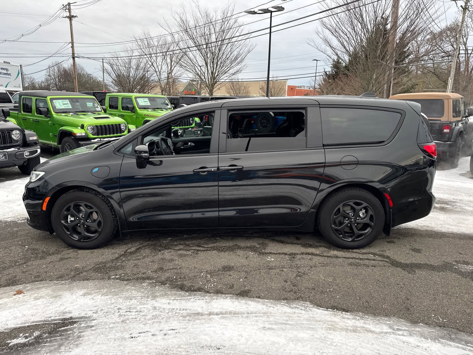 Used 2023 Chrysler Pacifica Limited w/ Uconnect Theater Family Group image 3