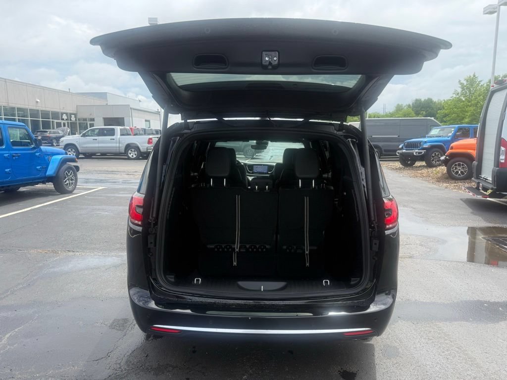 New 2027 Chrysler Pacifica Select FWD image 36
