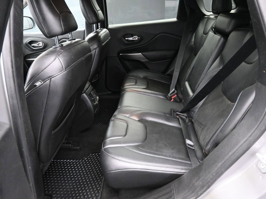 Used 2019 Jeep Cherokee Latitude Plus w/ Cold Weather Group AWD/4WD image 13