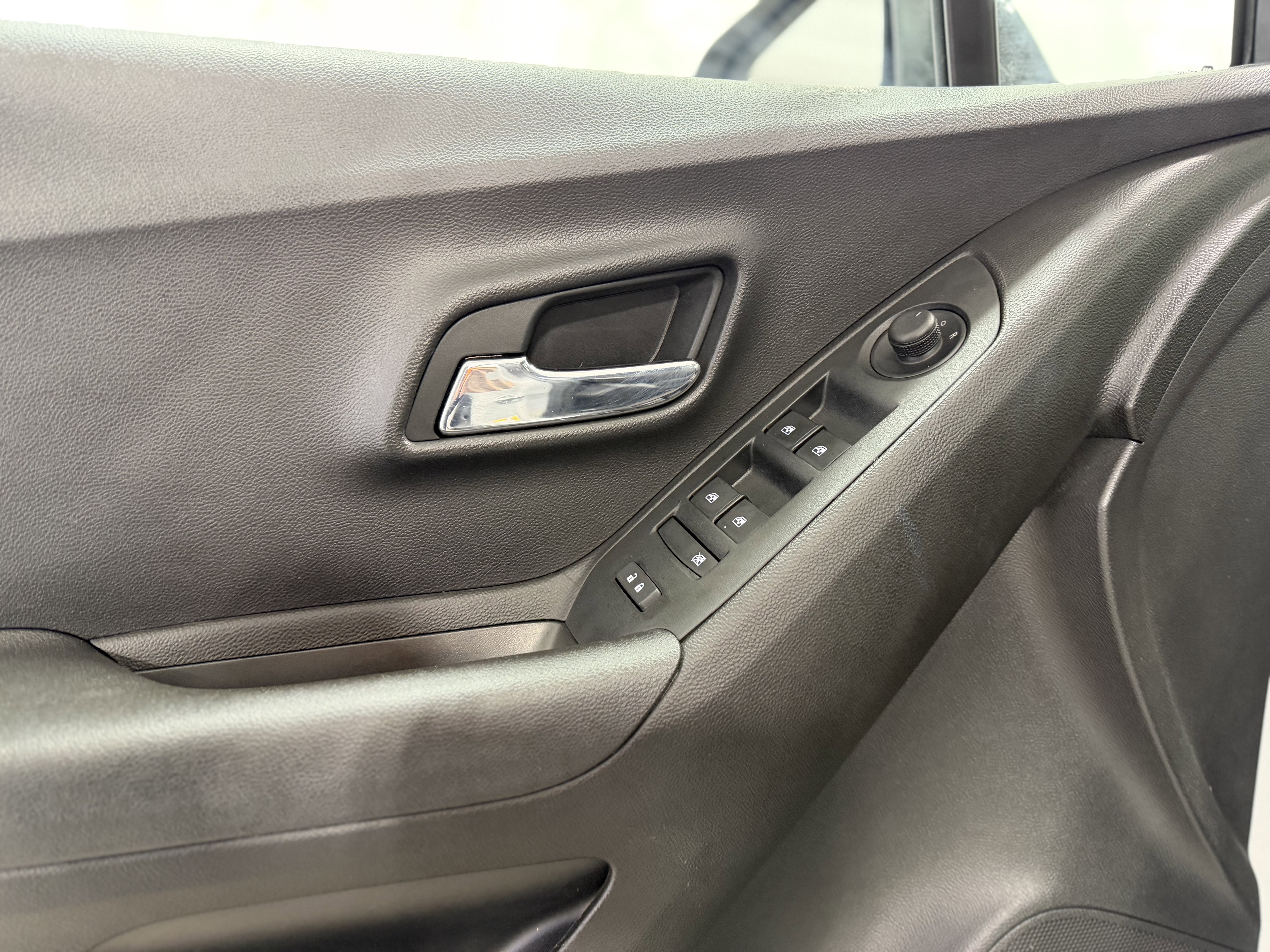 Used 2019 Chevrolet Trax LT w/ Sun & Sound Package image 13