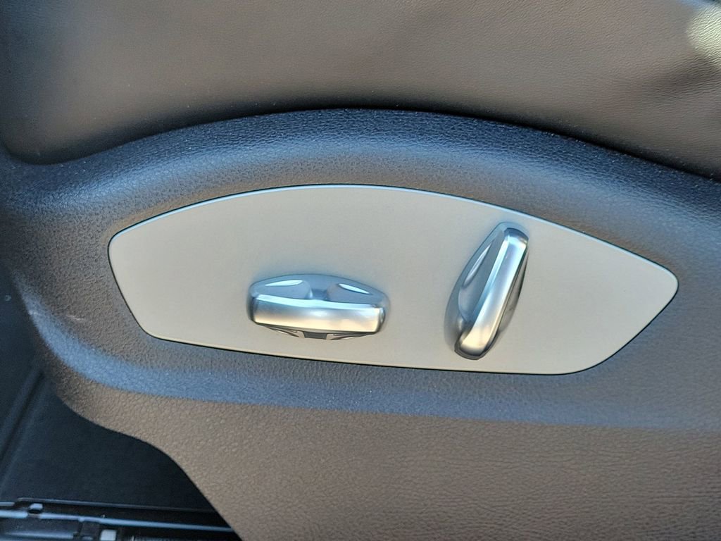 Certified 2025 Porsche Macan Turbo image 28