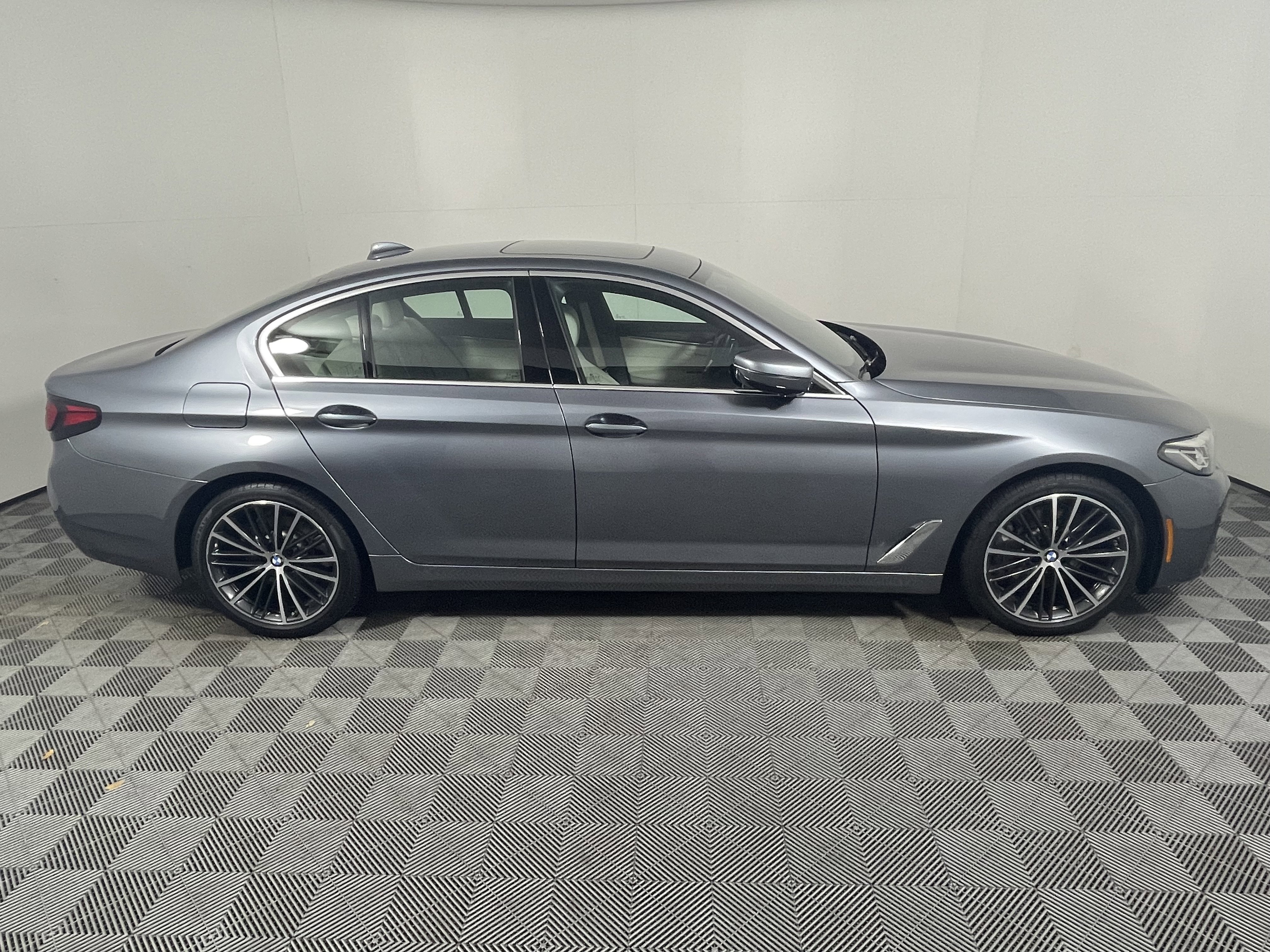 Used 2022 BMW 530i w/ Premium Package image 6