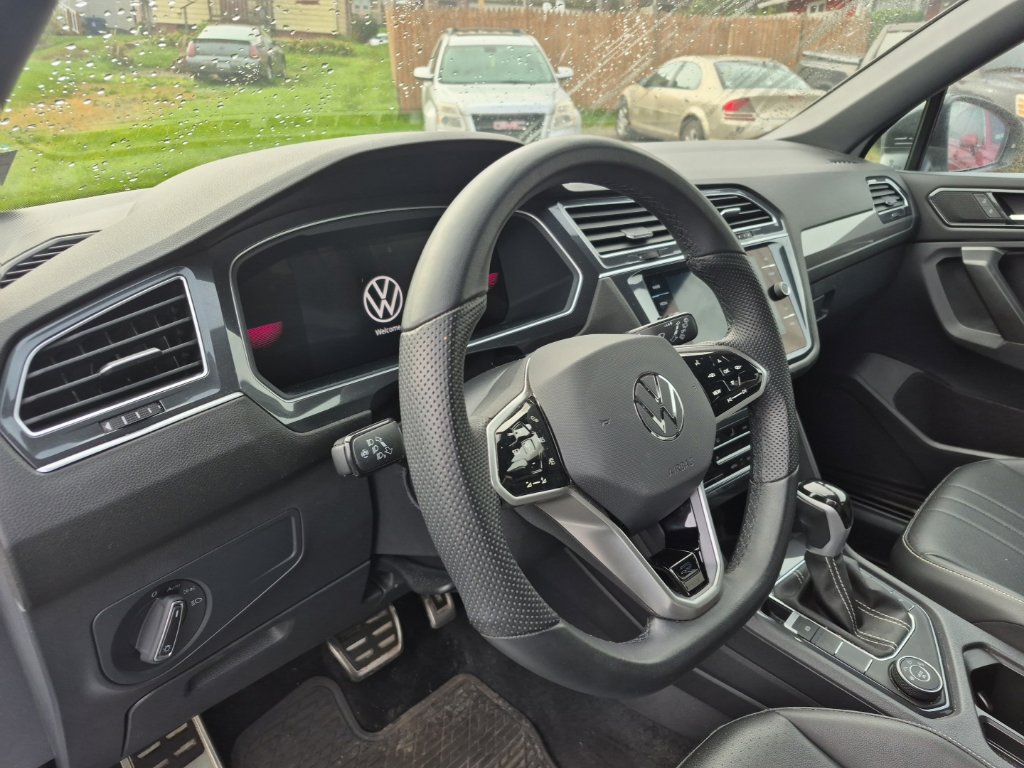 Used 2024 Volkswagen Tiguan SE R-Line AWD/4WD image 10