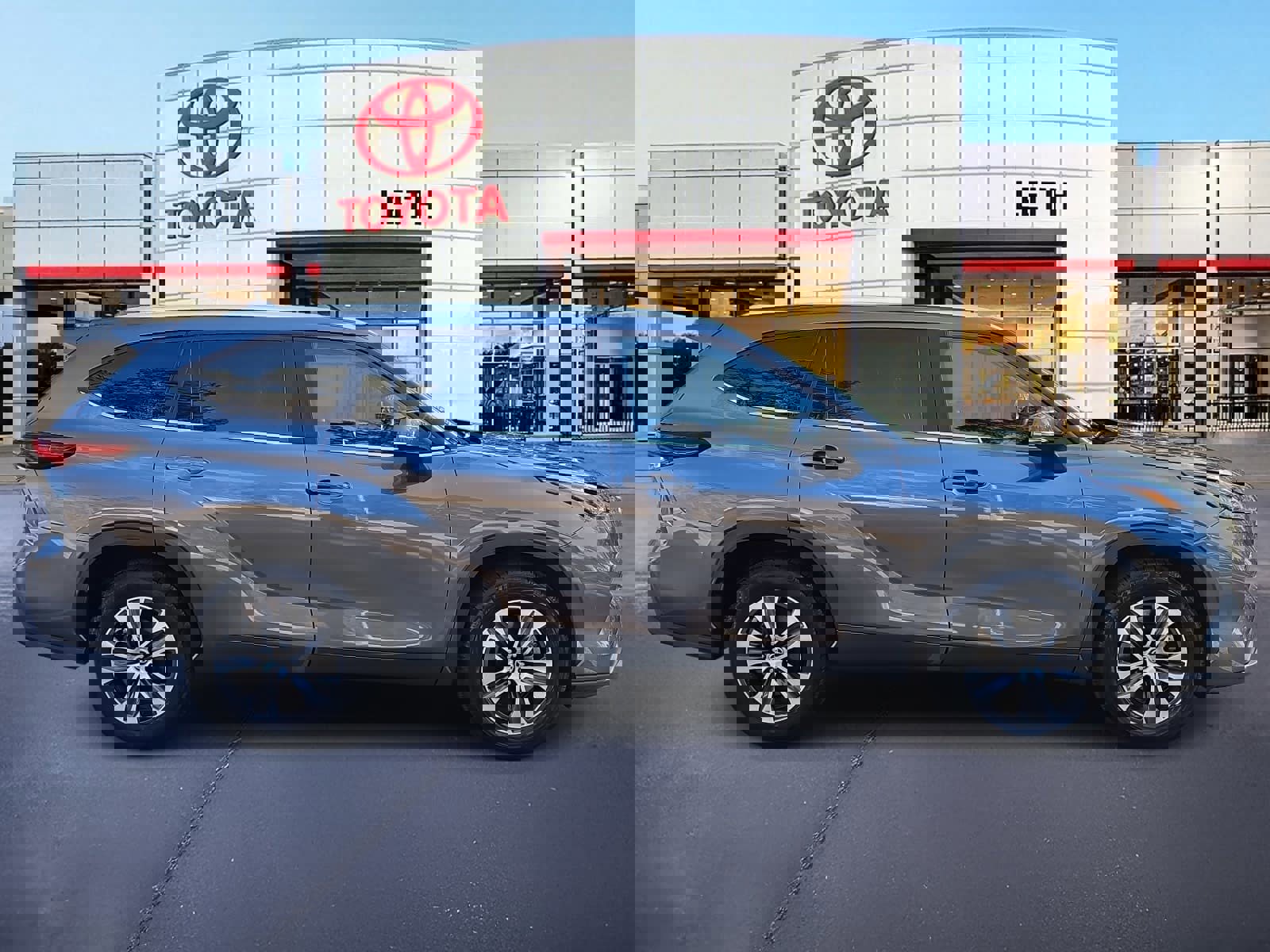 Used 2024 Toyota Highlander XLE image 4