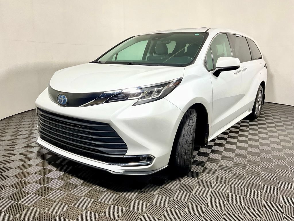 Used 2022 Toyota Sienna XLE FWD image 2
