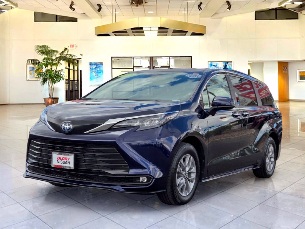Used 2025 Toyota Sienna XLE FWD image 1