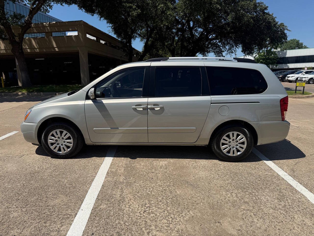 Used 2014 Kia Sedona LX FWD image 3