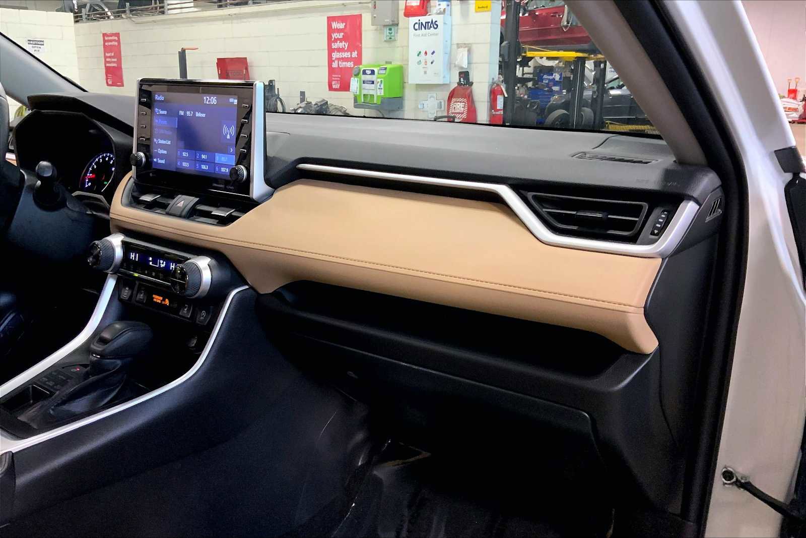 Used 2022 Toyota RAV4 XLE w/ Convenience Package image 19