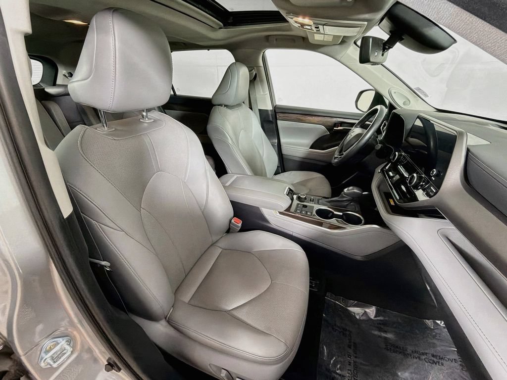 Used 2023 Toyota Highlander Limited AWD/4WD image 30