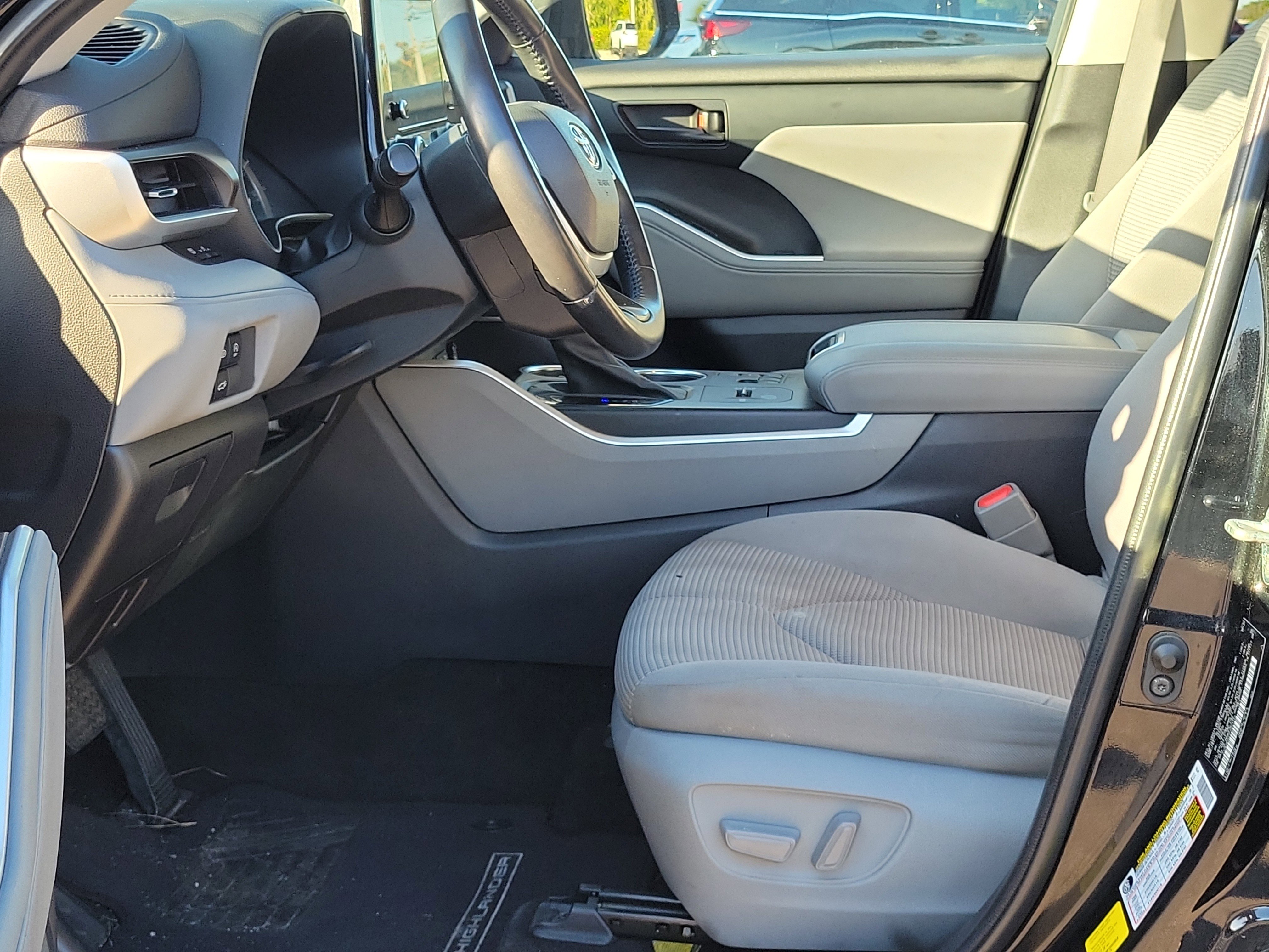 Used 2023 Toyota Highlander LE image 16