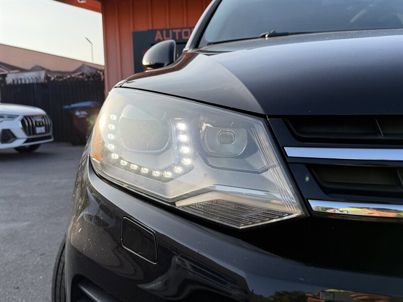 Used 2012 Volkswagen Touareg Hybrid AWD/4WD image 4