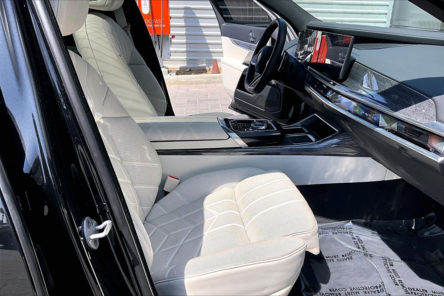 Used 2025 BMW 760i xDrive w/ Luxury Rear Seating Package AWD/4WD image 7