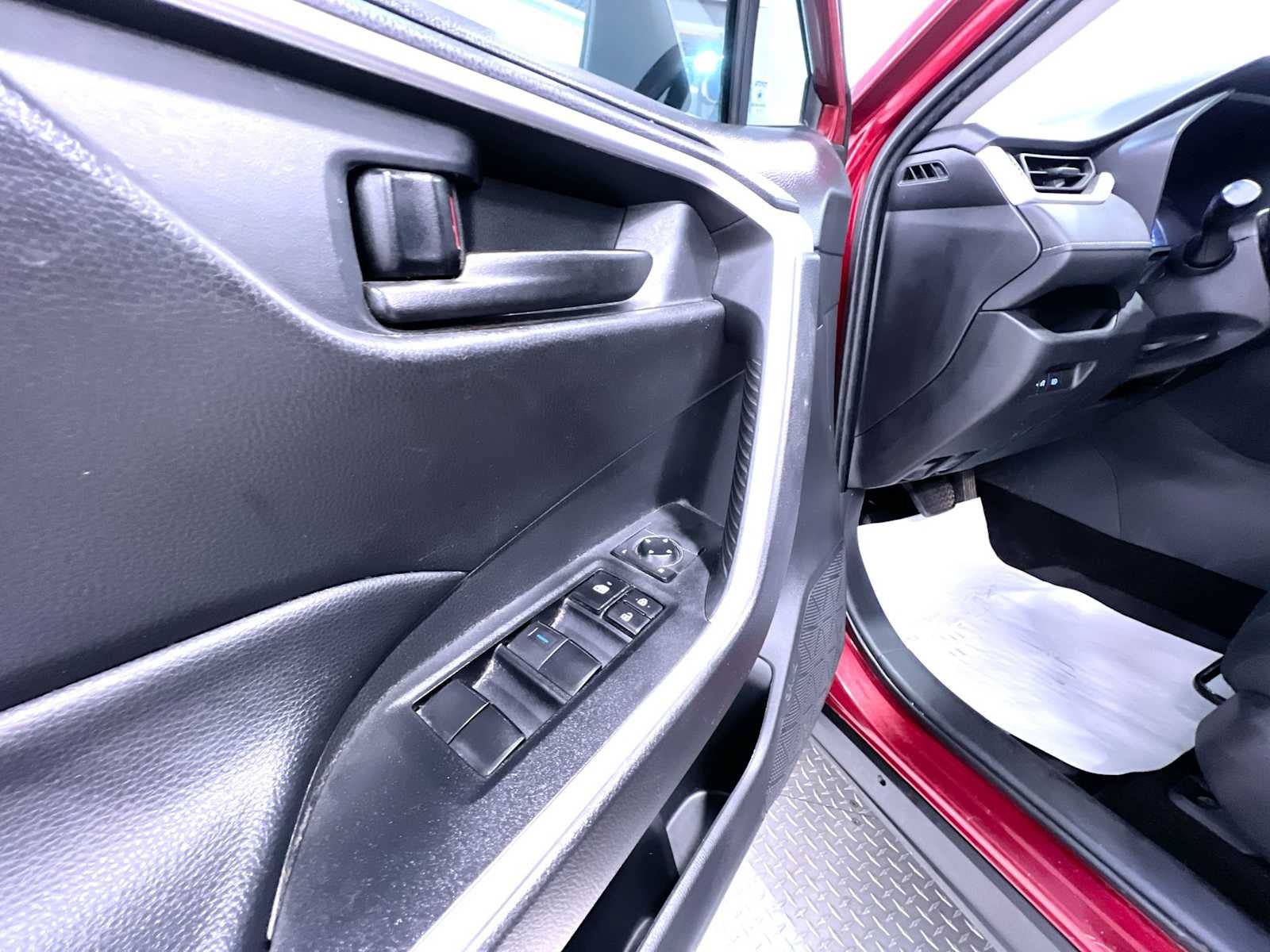 Used 2021 Toyota RAV4 LE AWD/4WD image 12