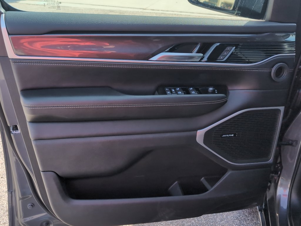 Used 2023 Jeep Wagoneer 4WD image 9