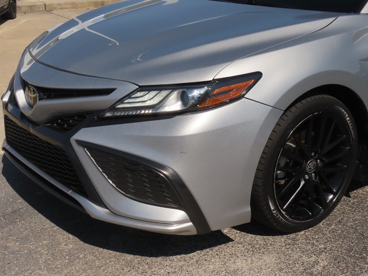Used 2021 Toyota Camry XSE FWD image 3