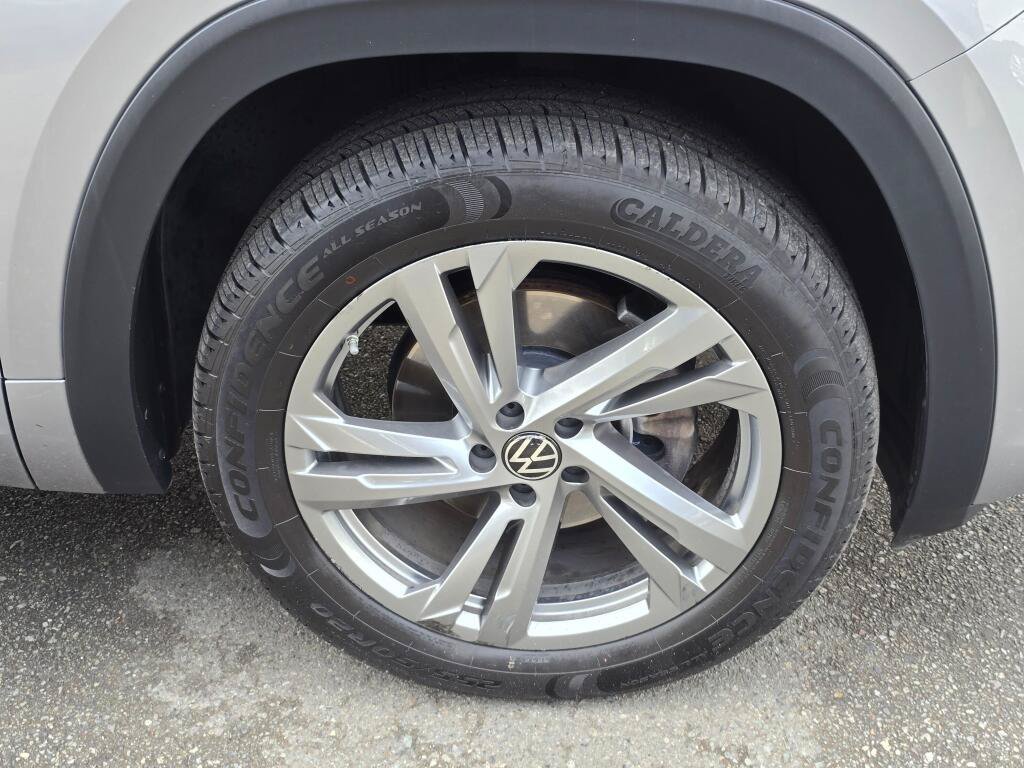 Used 2024 Volkswagen Atlas Cross Sport SEL R-Line AWD/4WD image 9
