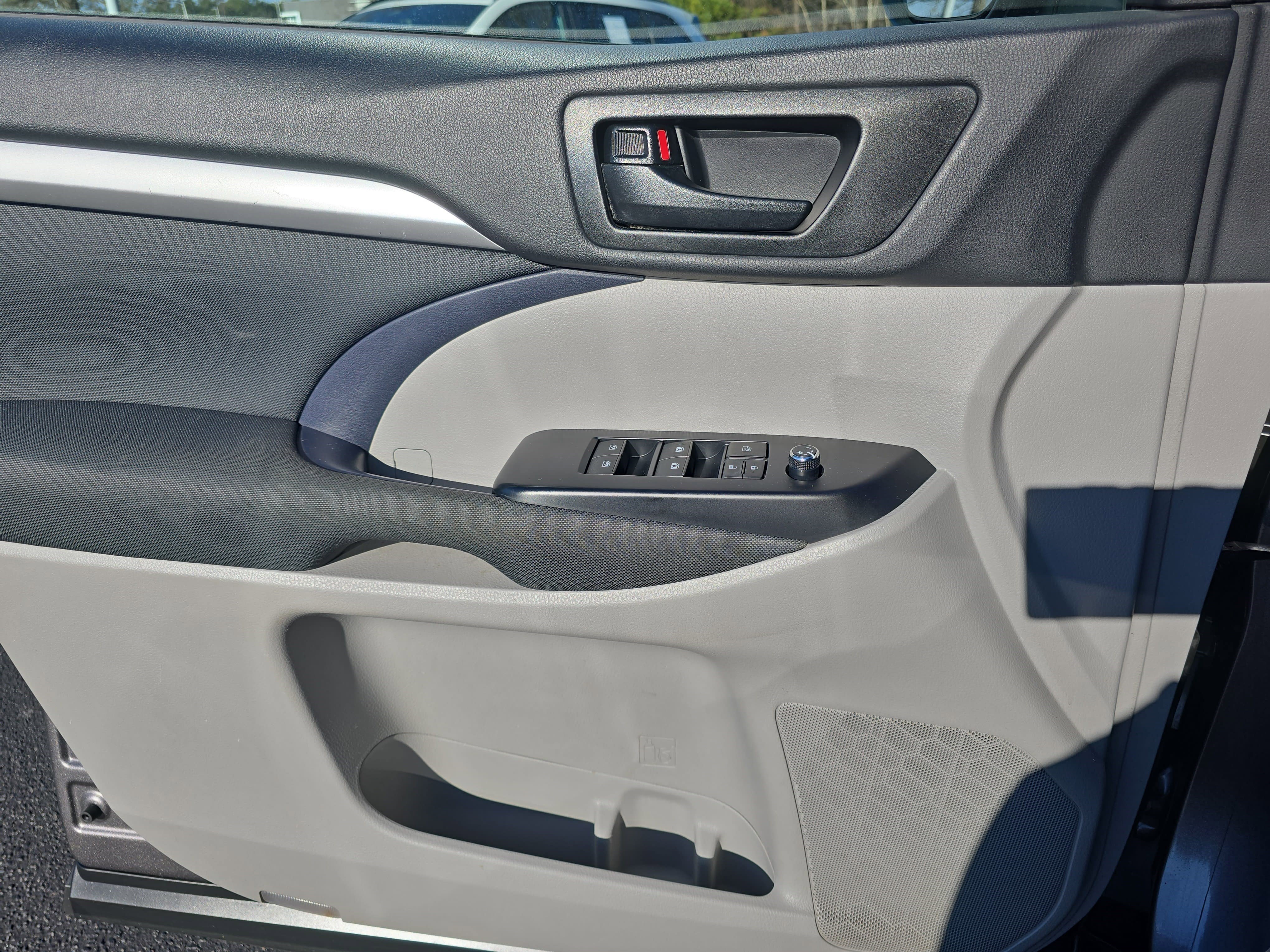 Used 2019 Toyota Highlander LE image 23