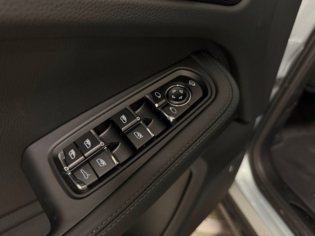 Certified 2026 Porsche Macan Turbo AWD/4WD image 10