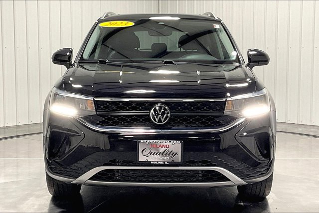 Used 2023 Volkswagen Taos SE w/ Panoramic Sunroof Package AWD/4WD image 2