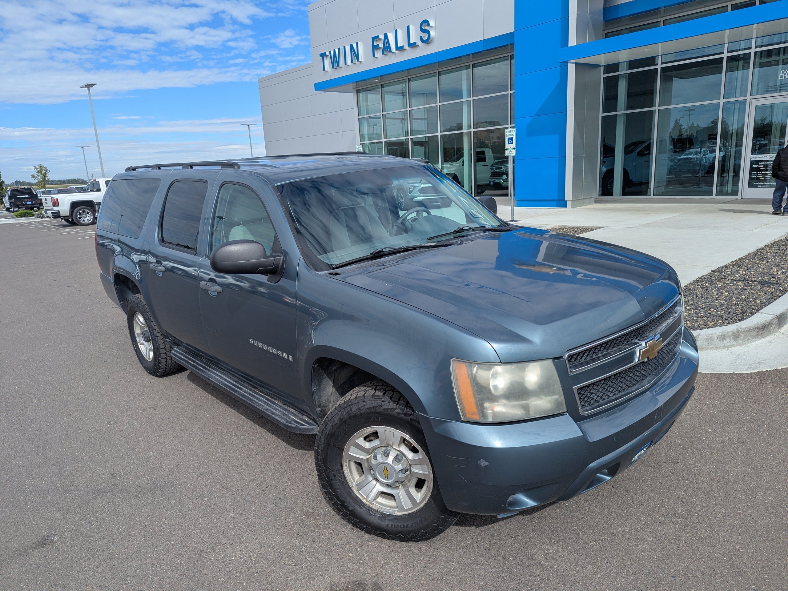 Used 2009 Chevrolet Suburban 2500 LS w/ Skid Plate Package AWD/4WD image 4