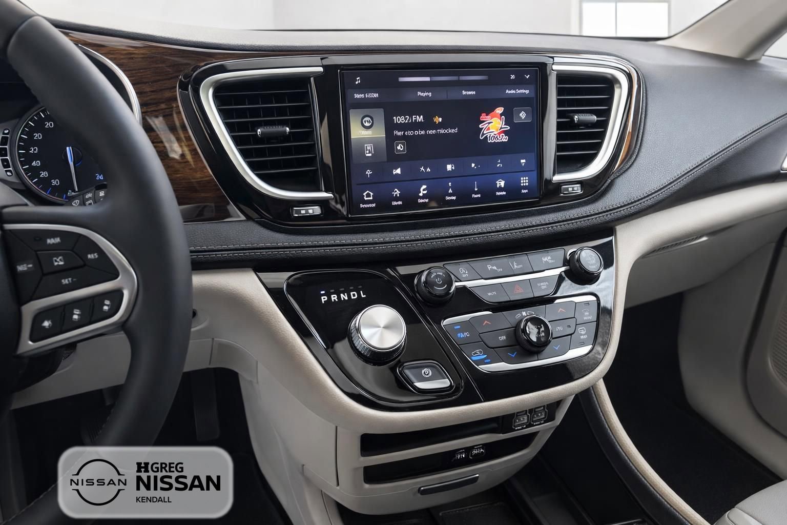 Used 2023 Chrysler Pacifica Limited FWD image 9