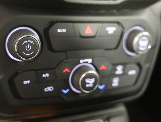 Used 2019 Jeep Renegade Trailhawk image 3