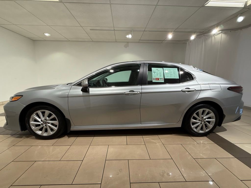 Used 2022 Toyota Camry LE image 2