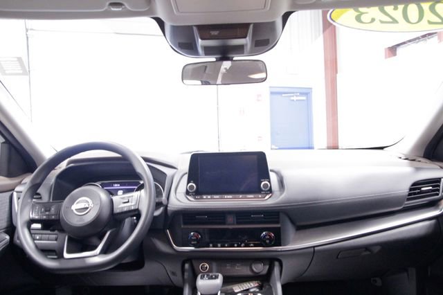 Used 2023 Nissan Rogue SV image 15