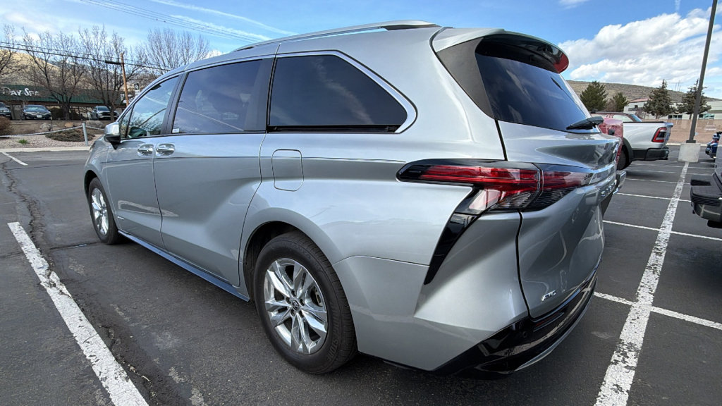 Certified 2021 Toyota Sienna Limited image 3