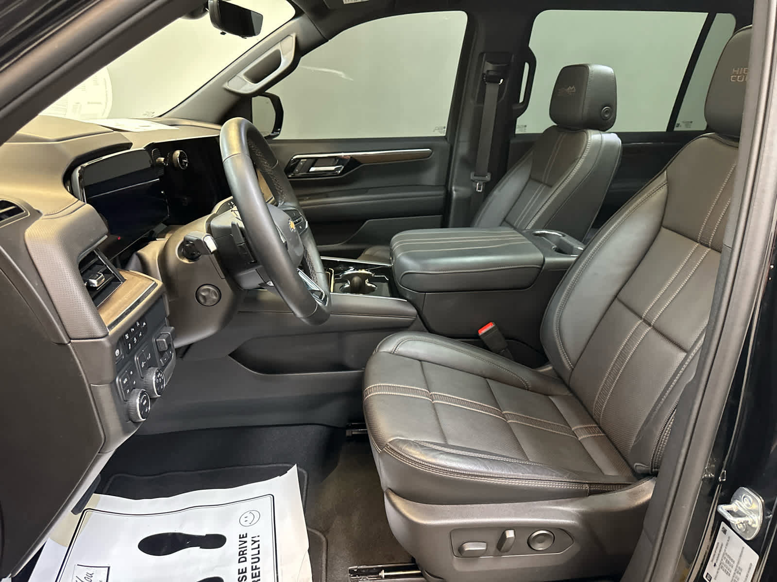 Used 2025 Chevrolet Suburban High Country image 4