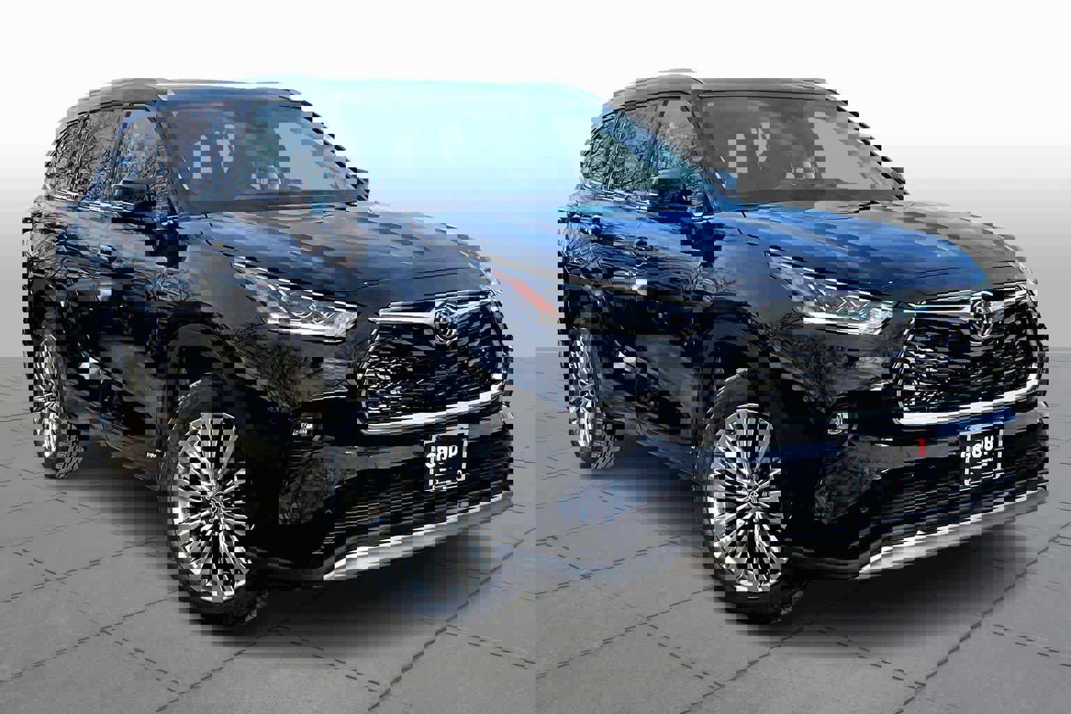 Used 2025 Toyota Highlander Platinum image 3