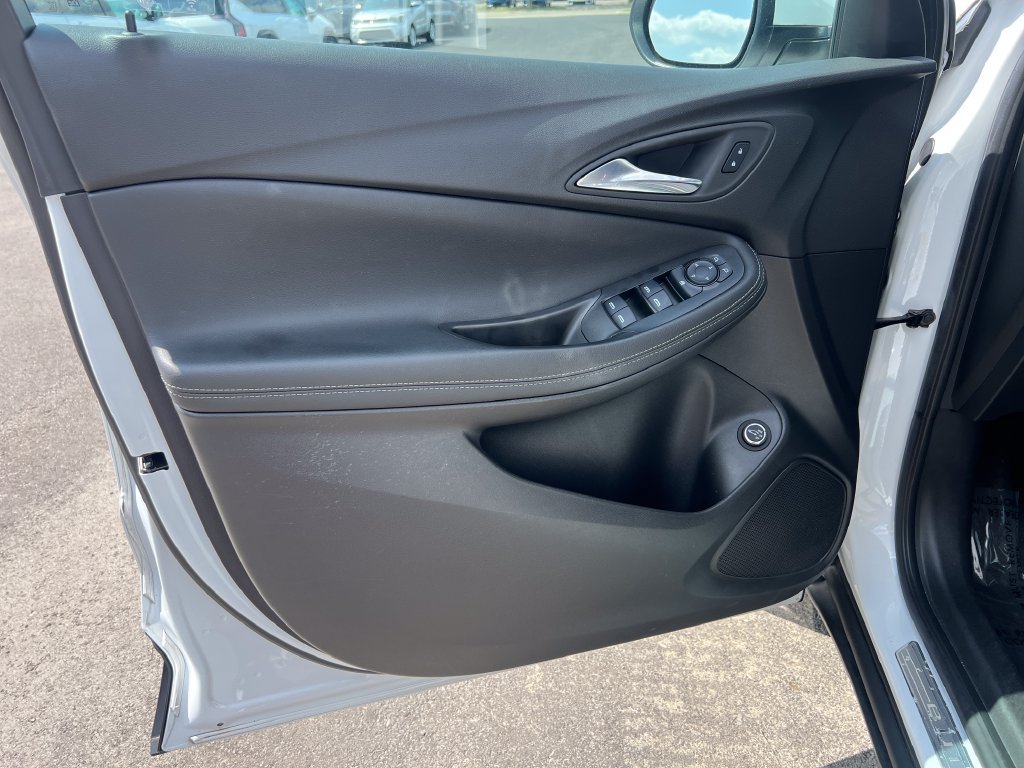 Used 2022 Buick Encore GX Select AWD/4WD image 9