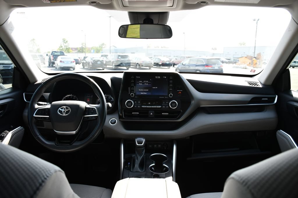 Used 2021 Toyota Highlander LE FWD image 22