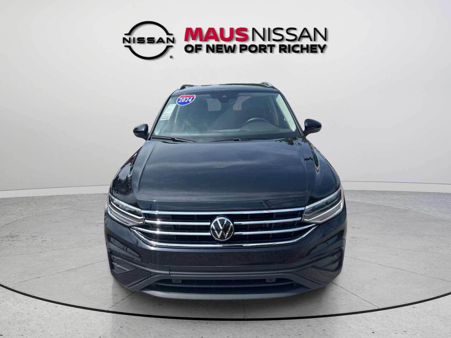 Used 2024 Volkswagen Tiguan SE AWD/4WD image 2