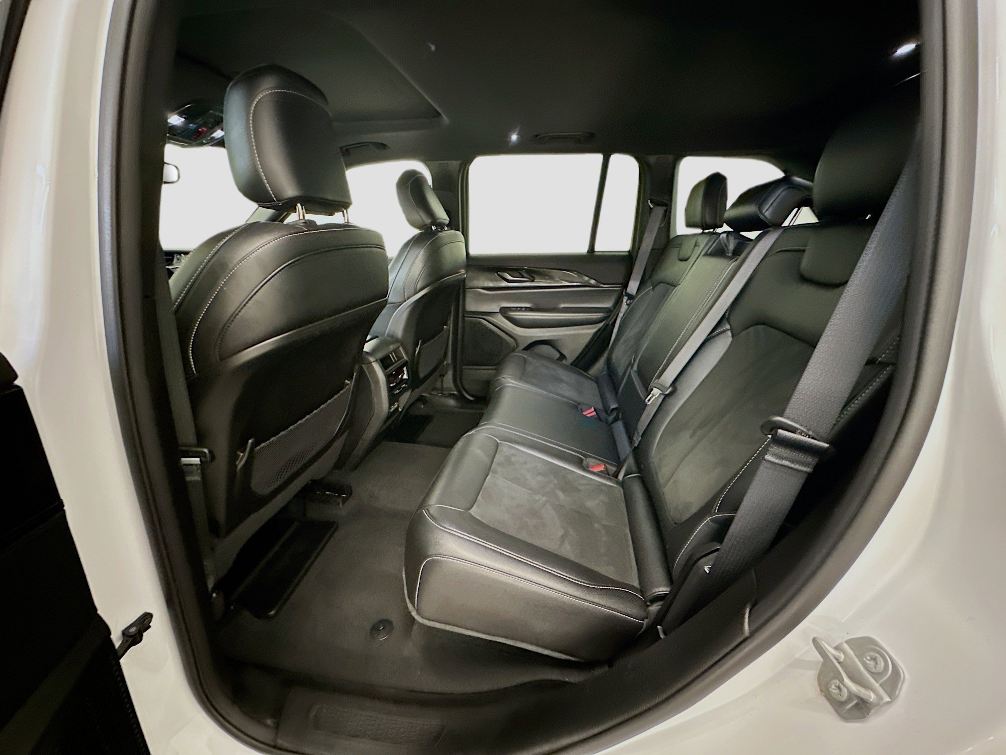 Used 2023 Jeep Grand Cherokee Altitude image 29