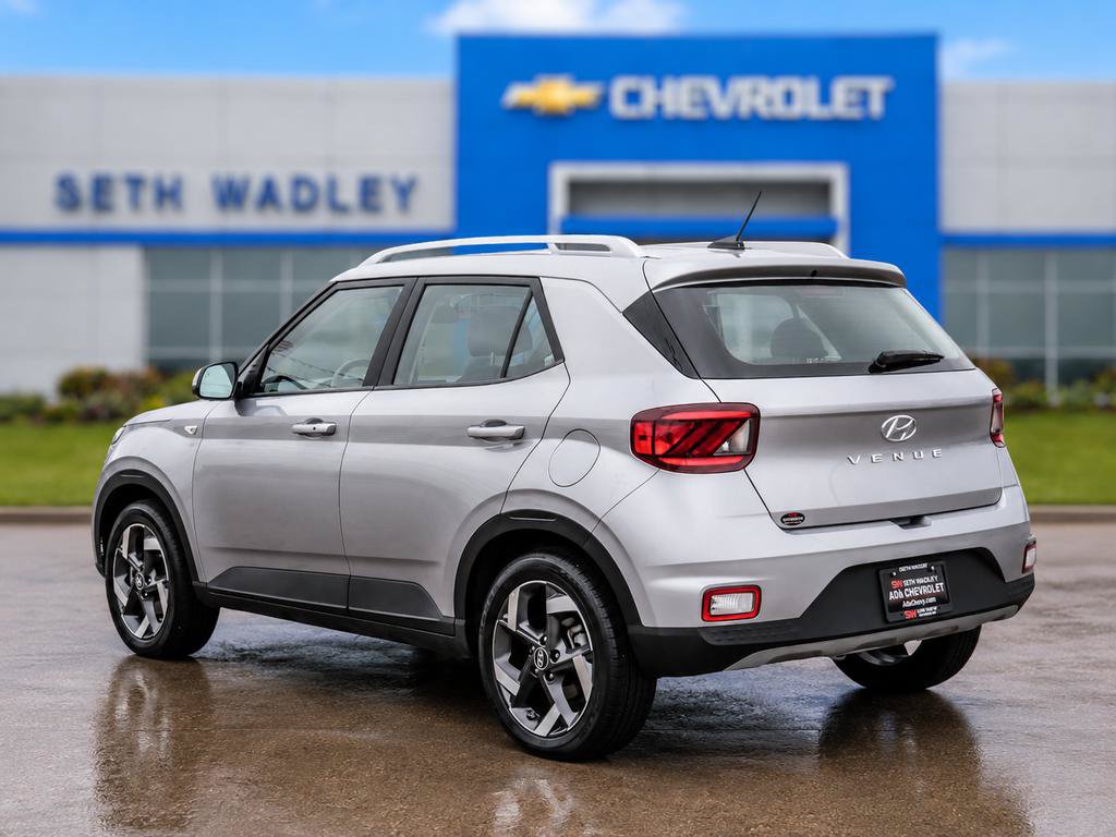 Used 2025 Hyundai Venue SEL FWD image 5