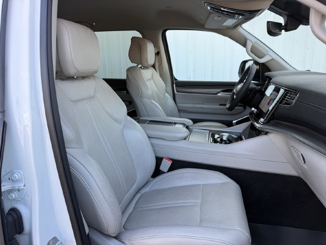 Used 2024 Jeep Wagoneer L Series II w/ Flexible Seating Group RWD image 28