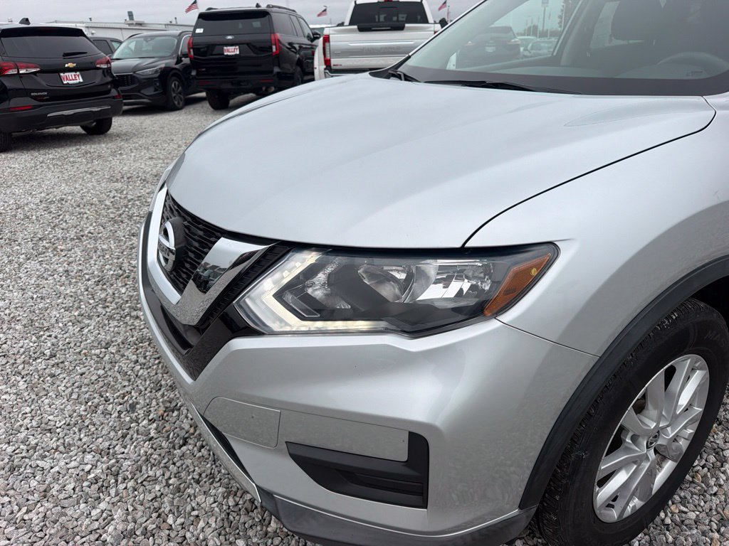 Used 2017 Nissan Rogue SV w/ SV Premium Package AWD/4WD image 14
