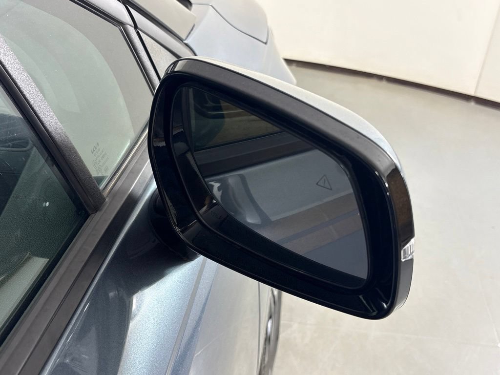 Used 2023 Kia Carnival EX FWD image 11